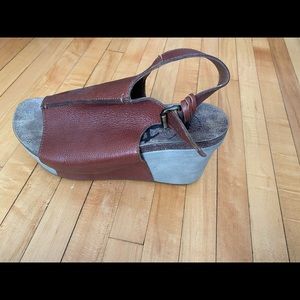 Brown “Jaunt” OTBT wedges